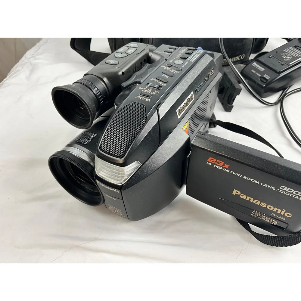 Panasonic Palmcorder PV-L558 VHS Digital Camcorder 23x Zoom Case Charger Used